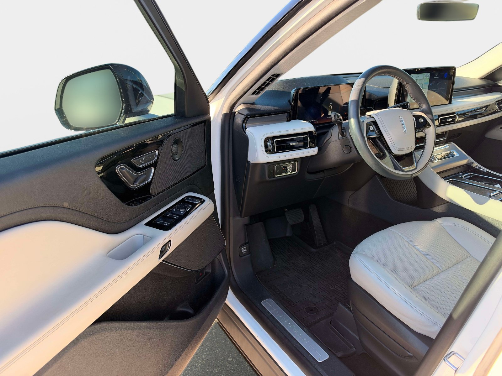 Used 2025 Lincoln Aviator 2WD w/ Equipment Group 101A image 11