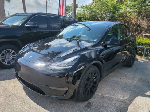 Used 2022 Tesla Model Y Long Range image 9
