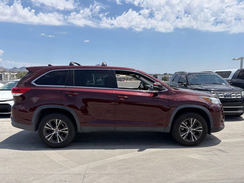 Used 2019 Toyota Highlander Plus FWD image 3