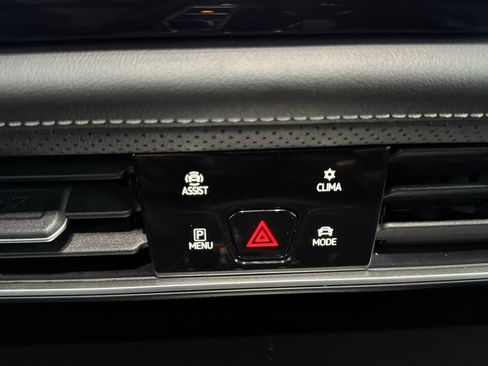 Used 2025 Volkswagen Atlas SE image 17