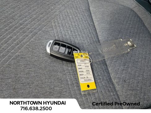 Used 2023 Hyundai Venue Limited image 21