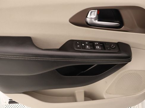 Used 2022 Chrysler Voyager LX image 15
