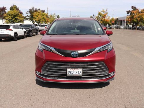 Used 2022 Toyota Sienna XLE w/ XLE Plus Package AWD/4WD image 2