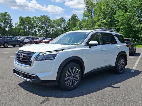 New 2025 Nissan Pathfinder SL w/ SL Premium Package image 2