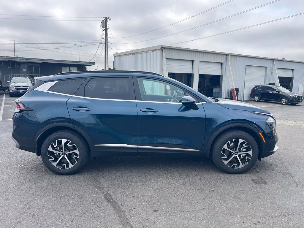 Certified 2025 Kia Sportage EX w/ EX Premium Package AWD/4WD image 6