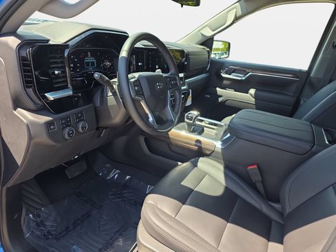 Used 2025 Chevrolet Silverado 1500 LT Trail Boss w/ Convenience Package II AWD/4WD image 15