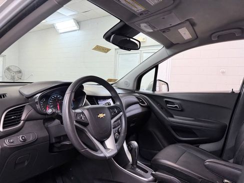 Used 2020 Chevrolet Trax LT w/ LT Convenience Package FWD image 12