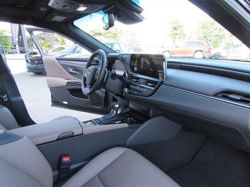 Used 2025 Lexus ES 300h w/ Premium Package FWD image 30