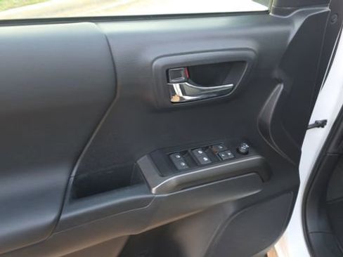 Used 2022 Toyota Tacoma TRD Off-Road w/ Technology Package image 11