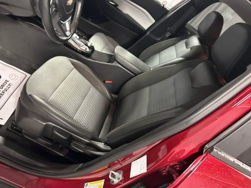 Used 2025 Chevrolet Trax LT w/ LT Convenience Package FWD image 12
