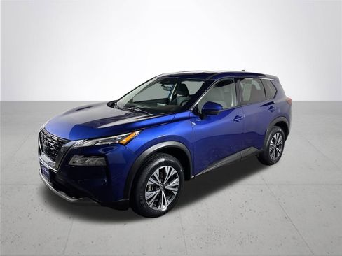 Used 2021 Nissan Rogue SV image 2