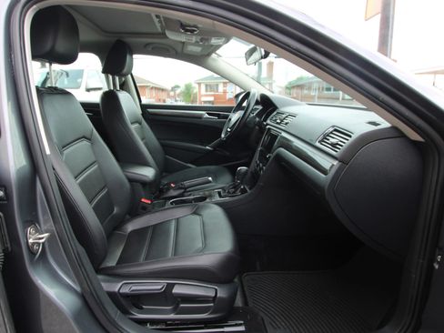 Used 2018 Volkswagen Passat 2.0T SE FWD image 10