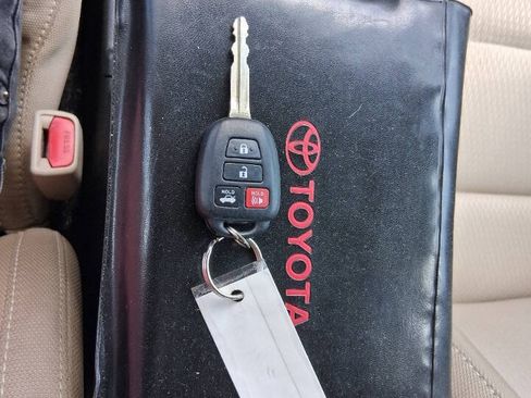 Used 2016 Toyota Corolla LE FWD image 19