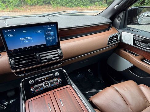 Used 2023 Lincoln Navigator Reserve AWD/4WD image 14