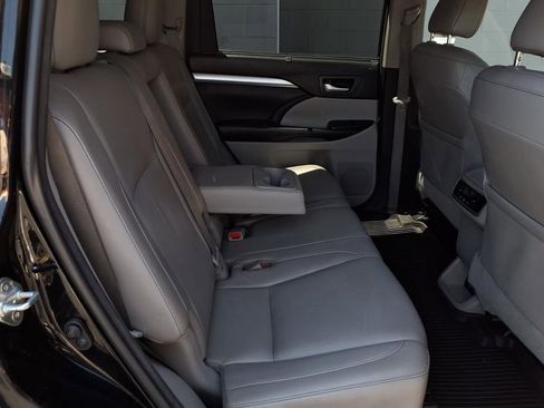 Used 2018 Toyota Highlander XLE w/ Carpet Mat Package (TMS) AWD/4WD image 22
