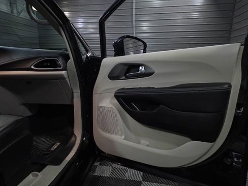 Used 2024 Chrysler Pacifica Touring-L FWD image 35