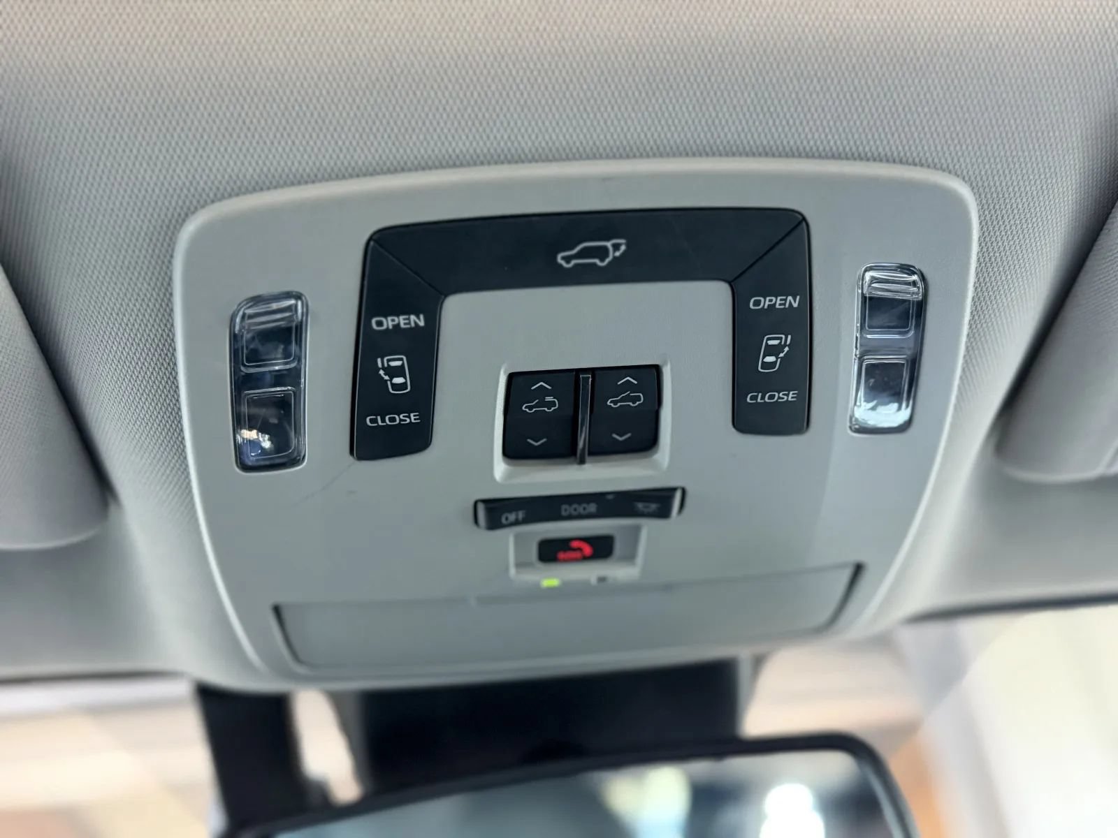 Used 2022 Toyota Sienna XLE FWD image 38