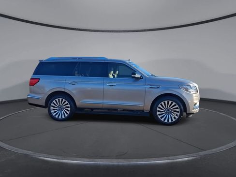 Used 2019 Lincoln Navigator Reserve image 9