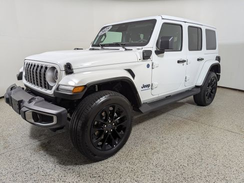 Used 2025 Jeep Wrangler Sahara AWD/4WD image 3