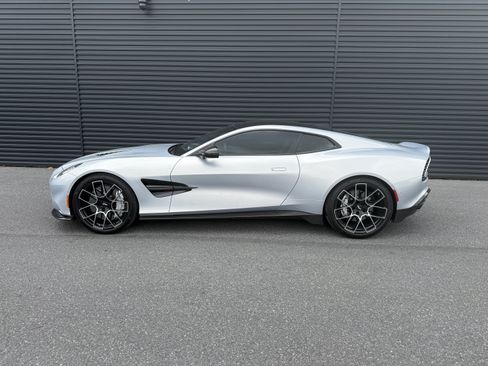 Used 2025 Aston Martin Vanquish RWD image 19