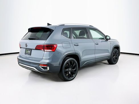 Used 2023 Volkswagen Taos SE w/ Panoramic Sunroof Package image 9