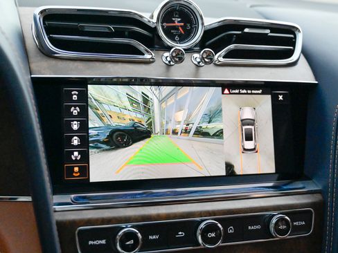 Used 2023 Bentley Bentayga image 30