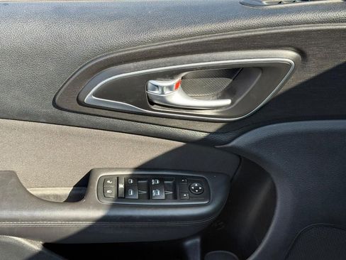 Used 2016 Chrysler 200 Limited FWD image 15