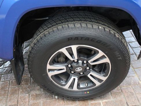 Used 2016 Toyota Tacoma SR5 AWD/4WD image 8