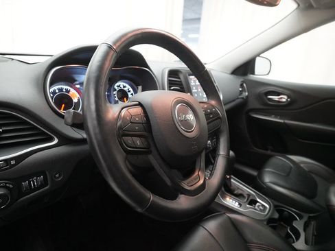Used 2019 Jeep Cherokee Trailhawk w/ Comfort/Convenience Group AWD/4WD image 8