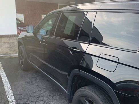 Used 2023 Jeep Grand Cherokee L Laredo image 23