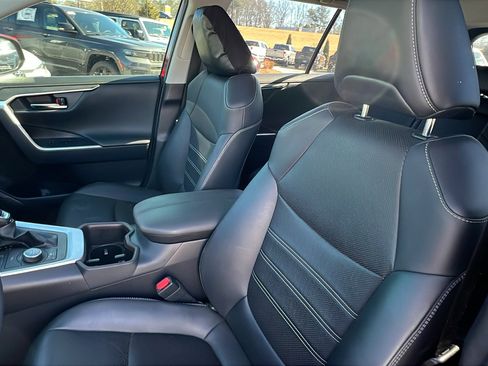 Used 2022 Toyota RAV4 Limited image 17