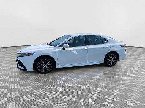 Used 2023 Toyota Camry SE image 3