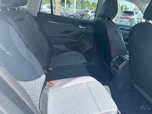 Used 2025 Volkswagen Tiguan SE w/ Panoramic Sunroof Package AWD/4WD image 11