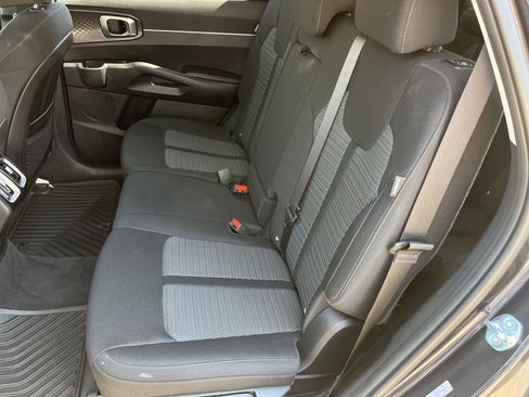 Certified 2025 Kia Sorento LX image 17