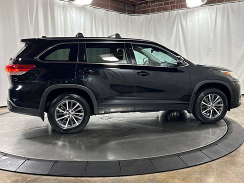Used 2018 Toyota Highlander XLE AWD/4WD image 6