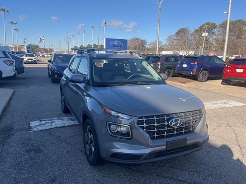 Used 2021 Hyundai Venue SEL image 2