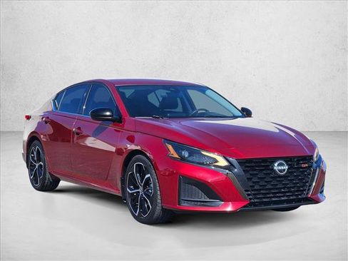 Used 2023 Nissan Altima 2.5 SR FWD image 3
