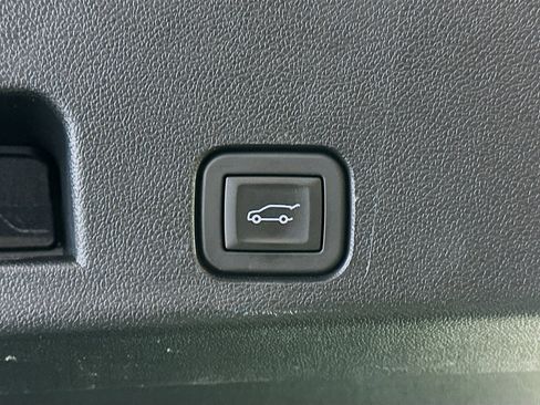 Used 2025 Chevrolet Traverse LT image 31