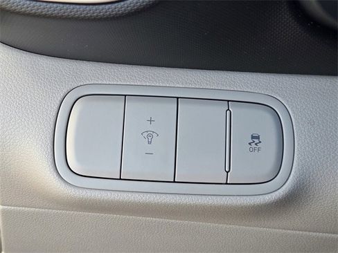 Certified 2025 Hyundai Venue SEL image 26