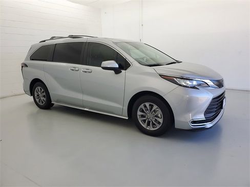 Certified 2023 Toyota Sienna XLE image 5