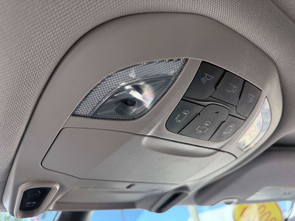 Used 2023 Chrysler Pacifica Limited FWD image 30