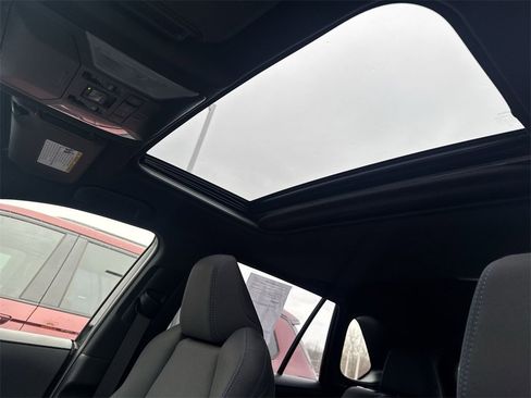 Used 2022 Toyota RAV4 SE image 28