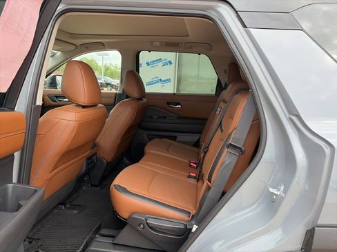 Used 2025 Nissan Pathfinder Platinum w/ Cargo Package image 8