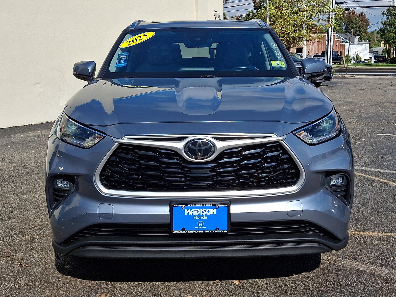 Used 2021 Toyota Highlander XLE AWD/4WD image 2