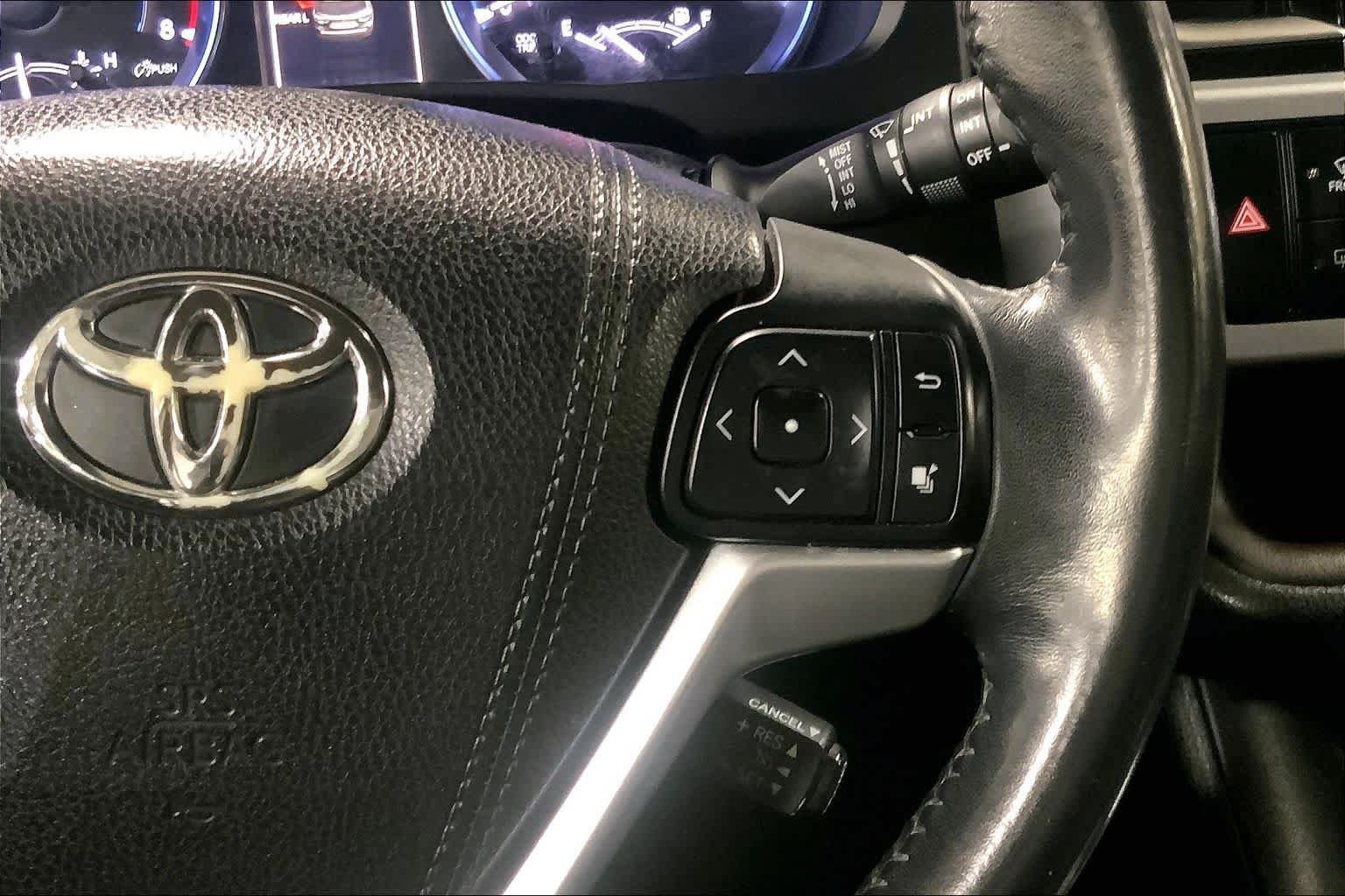 Used 2015 Toyota Highlander XLE AWD/4WD image 25