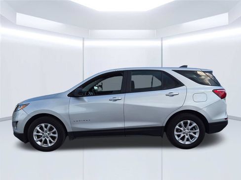 Used 2021 Chevrolet Equinox LS FWD image 2