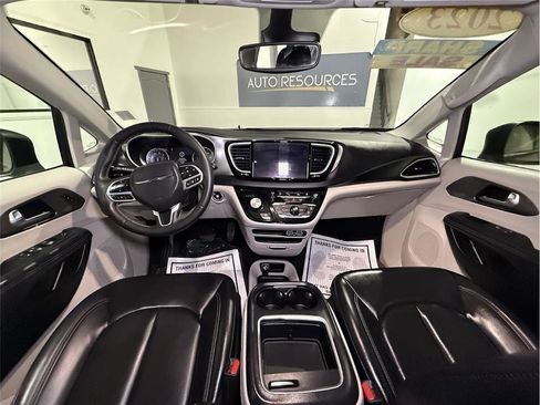 Used 2023 Chrysler Pacifica Touring-L image 16