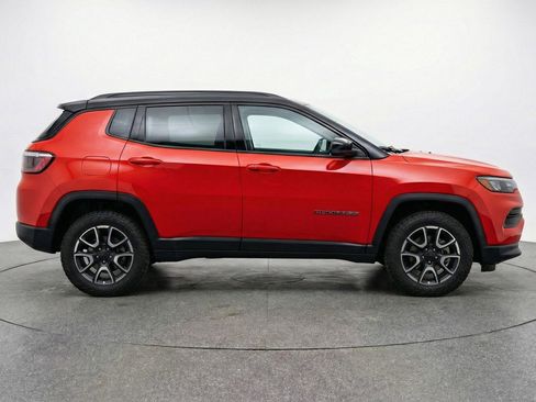 Used 2025 Jeep Compass Trailhawk AWD/4WD image 11