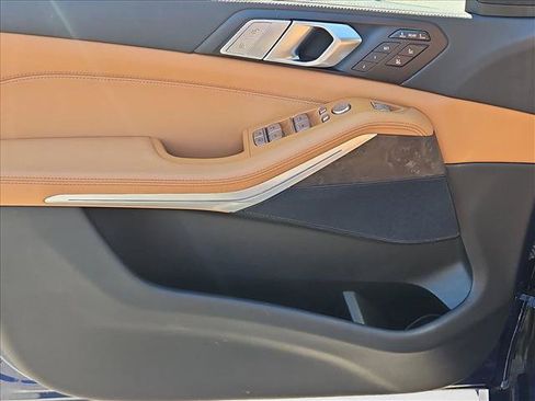Used 2022 BMW X7 xDrive40i w/ M Sport Package AWD/4WD image 11