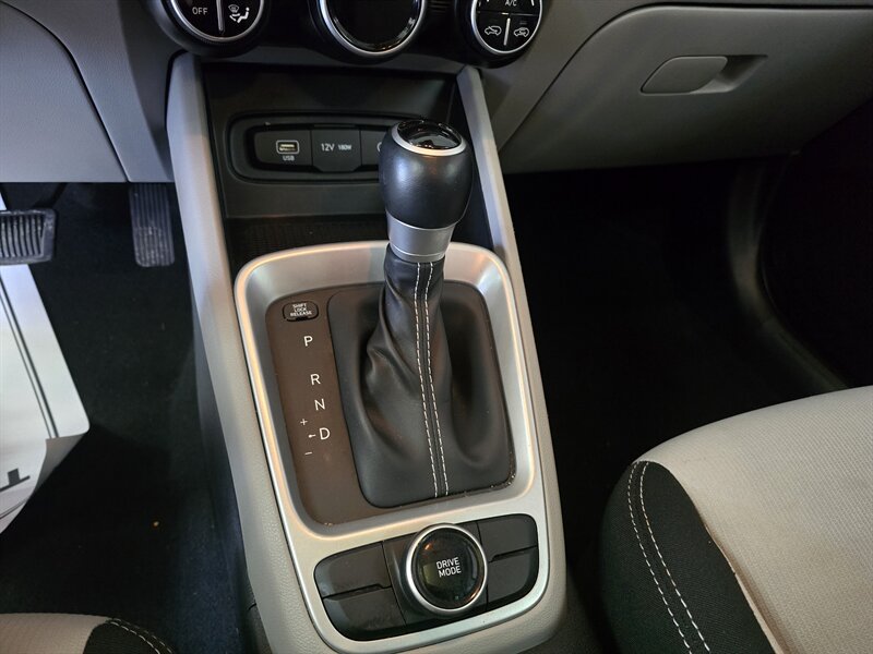 Used 2025 Hyundai Venue SEL FWD image 19